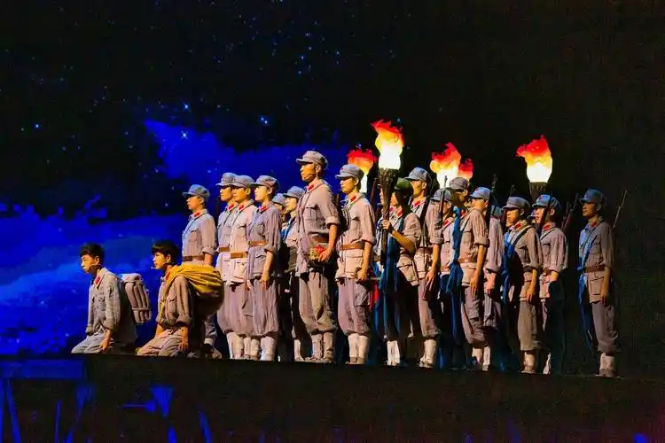 军民鱼水情深,于都人民倾其所有——彻夜为红军战士赶制军装草鞋,将