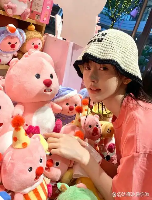 鞠婧祎# 是粉粉的草莓小蛋糕~  窗外枝桠疯长 却总也挡不住烈阳