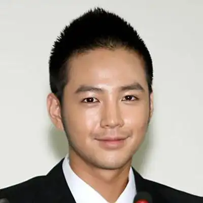 倒三角脸型男适合短发吗 男生倒三角脸短发