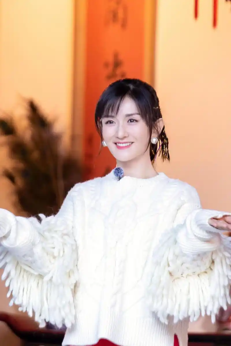 谢娜这造型好"怪异",毛衣袖子好像拖把,红白色叠穿一般人不敢