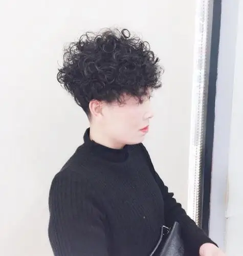首页 女生发型 烫发 齐耳短发烫小卷好看吗 洋气还瘦脸的小卷短发你