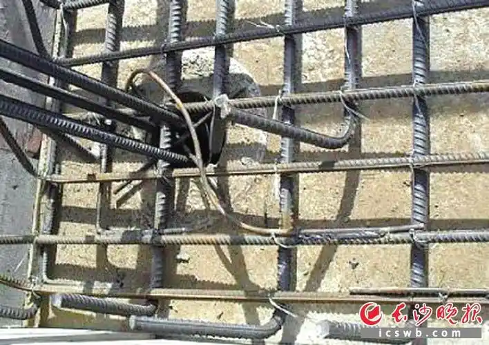 接地装置:将从引下线来的电流迅速散入到大地,一般利用建筑物的基础