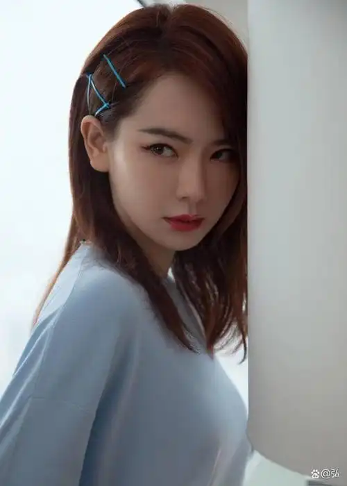 在由歌手转型到演员的过程中,戚薇为了演出机会,放弃了原本柔美的长发