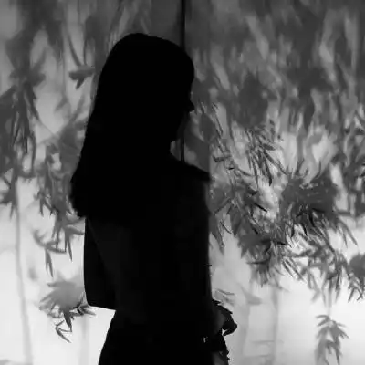 黑白头像女生背影侧脸 高冷侧面伤感女头像精选 - 女生头像 - 潮人