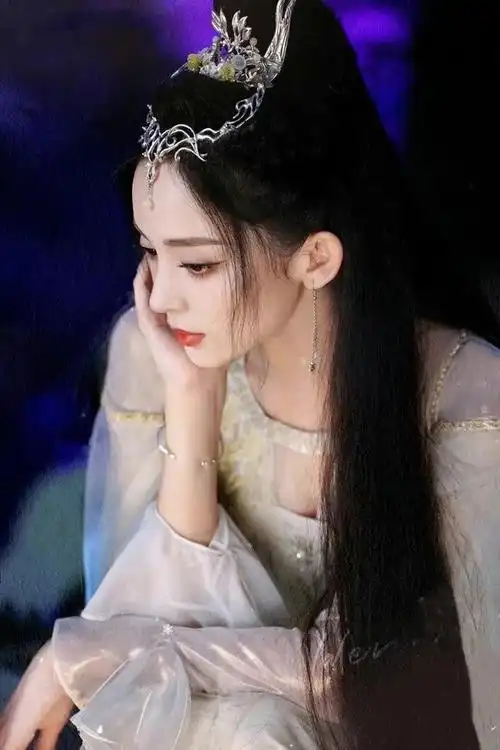 近日,有网友曝光了一组古力娜扎客串郭敬明新剧《大梦归离》的路透