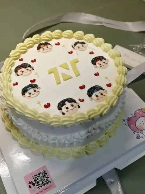 忽略贺峻霖被变成小辫子的狼尾蛋糕还不错 还特意买了黄色的打火机