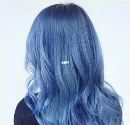 混合蓝色,灰色还有一点紫色,紫色是对冲黄色的,以免头发掉色过后是