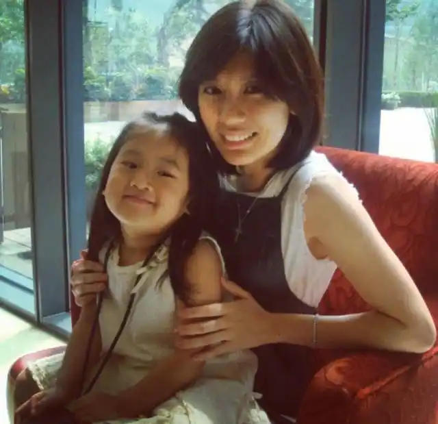 贾静雯晒童年旧照,和二女儿咘咘长相一模一样,网友:基因的强大