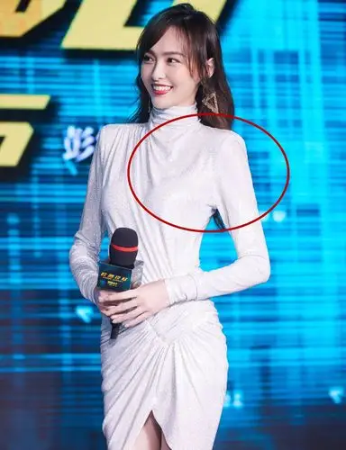 86斤的唐嫣亮相活动,看着比陈鲁豫还瘦,网友:看到腿我沉默了!