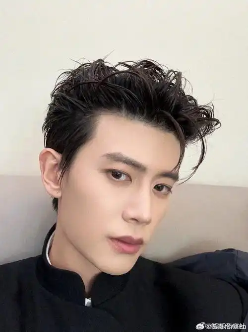 任嘉伦连发九张自拍