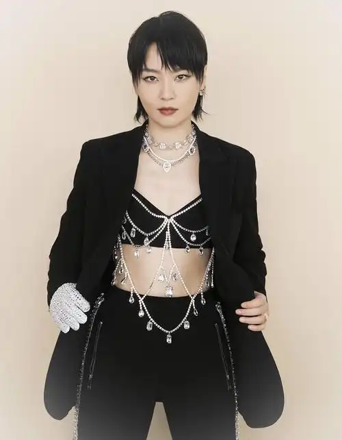 周笔畅《声生不息》黑西装造型写真释出 风格叛逆潇洒不羁