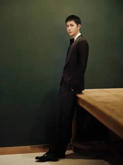 王一博最新活动造型释出,身穿白色衬衫,搭配黑色西装套装_高清图集
