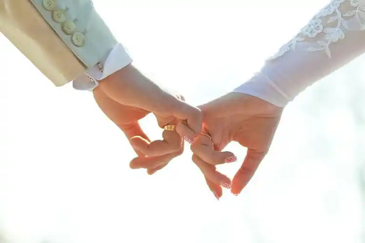 情侣爱人之间的牵手