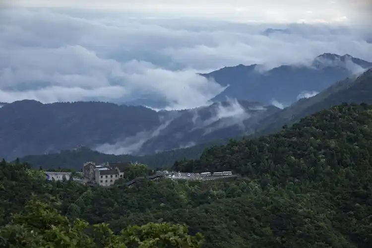 南岳衡山最高峰,祝融峰.观云,望日,看彩虹,让人心旷神怡