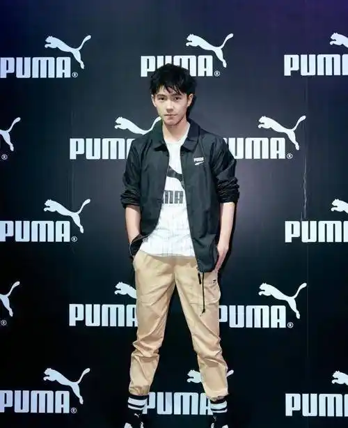 整体看起来就很平常,不过好在刘昊然的身高在那摆着,即使是穿的非常