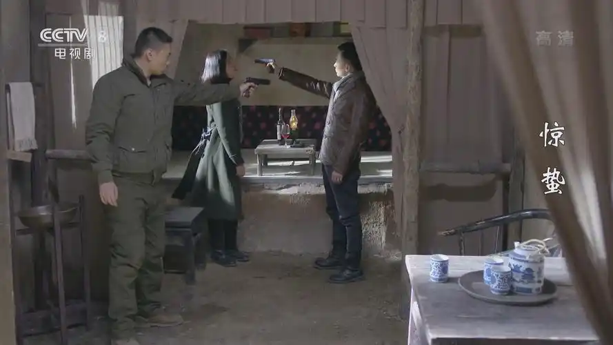 正在播放《惊蛰》崔圣文枪指假红姑 假红姑承认偷袭的事