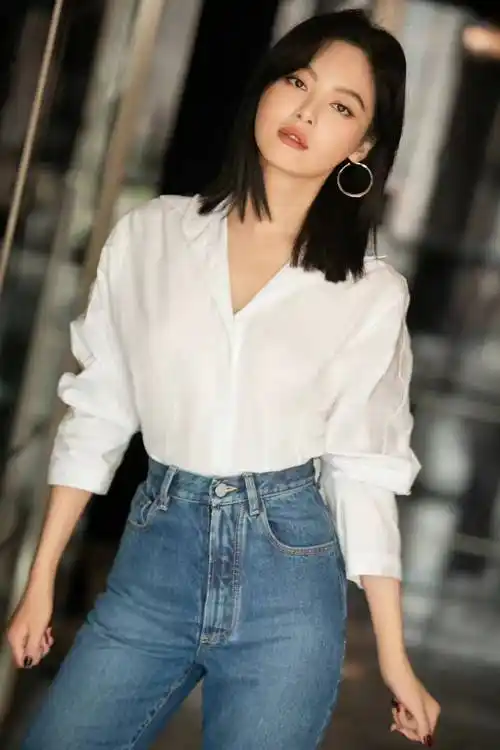 辛芷蕾穿白衬衫配创意喇叭腿牛仔裤,干净清爽,气场十足_造型_经典