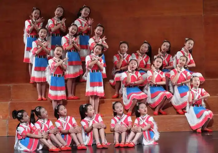 这既缓解了练声与歌唱之间紧张的情绪,也使学生能学会学以致用,贯穿到