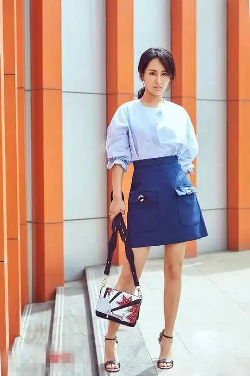 杨紫凑热闹演白娘子出席活动大笑脸却很尴尬