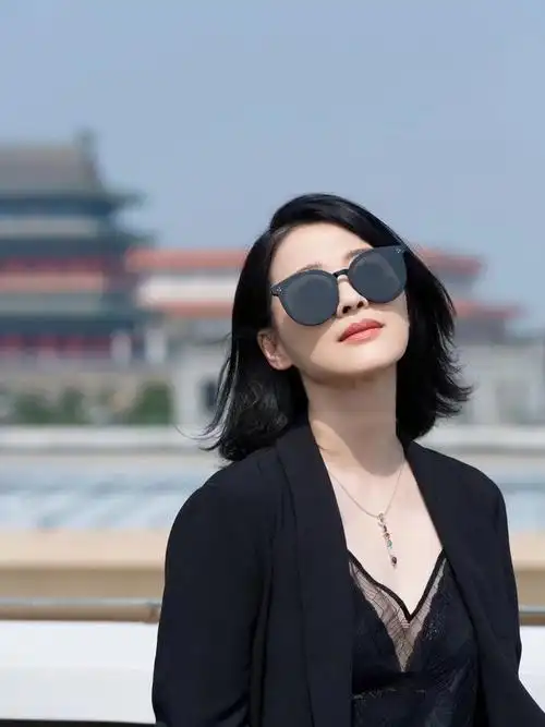 梅婷终于变高调一回西装配短发造型气场开挂44岁美得恰到好处