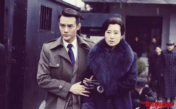 靳东展现出的霸气领袖特质已开始显现,刘敏涛的"大姐"形象在人们心中