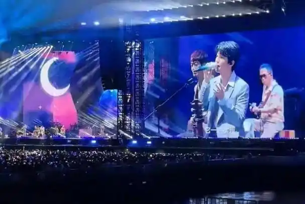 年轻帅气的他竟然能与周杰伦同台合唱?