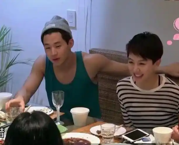 刘宪华酒后当众搂姜妍有谁注意他的手部动作网友万万没想到