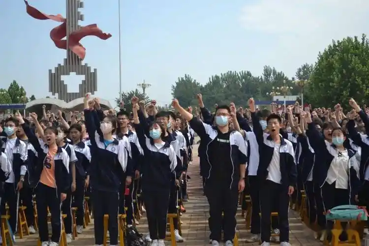 奋楫逐梦启新程铆足虎劲向未来临西实验中学举行2022届高三毕业典礼