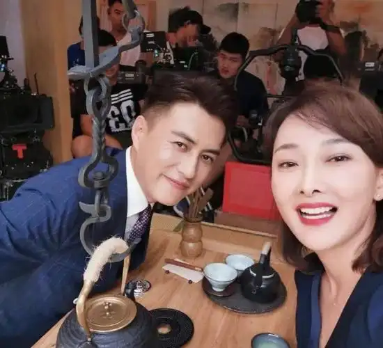 牛莉晒与靳东合影两人颜值超养眼一郎和那文的四度合作