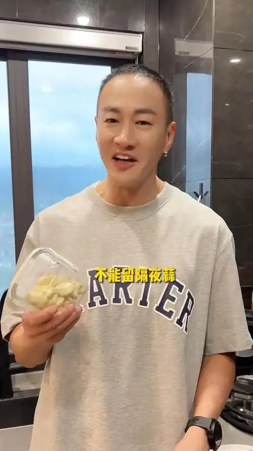 事关他在内地经常拍摄古装剧要戴头套,何润东将发型剪到skin head,更