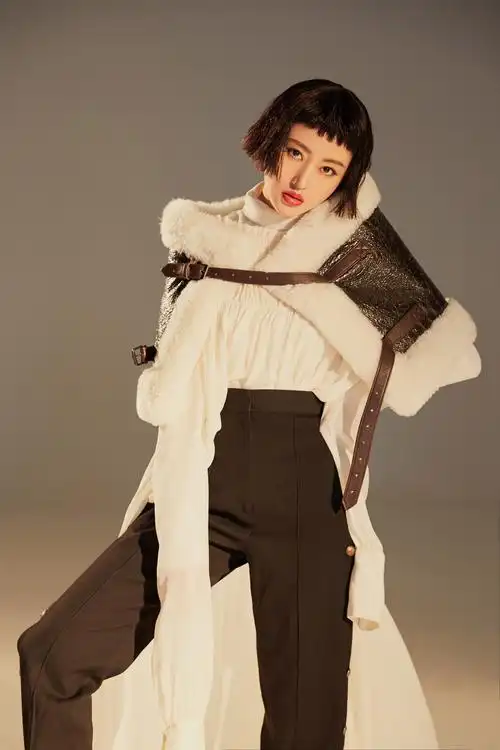 张天爱短发配红唇 眼神魅惑诠释别样干练性感