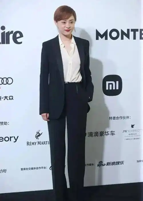 当孙俪穿上黑色西装后,立即展现出一种霸气感.傲慢