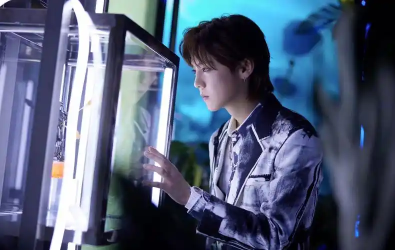 男生穿搭学鹿晗凹造型,花色系西装最显帅