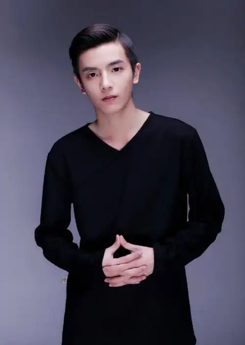 男生三七分长鬓角露额头发型图片温文尔雅