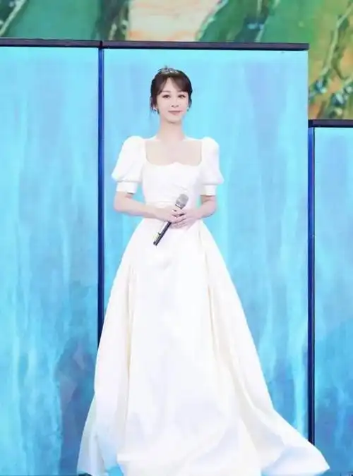 没想到杨紫的气质这么好,穿一袭白裙仙气十足,是小仙女没错了
