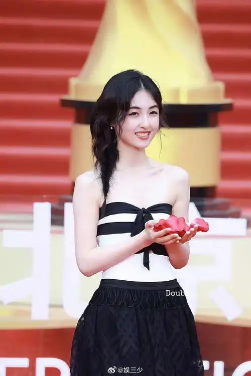 胡先煦张子枫红毯上撒玫瑰##张子枫侧边麻花造型