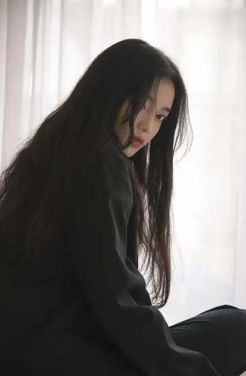 高冷气质女神迷人养眼眼神撩人写真图片