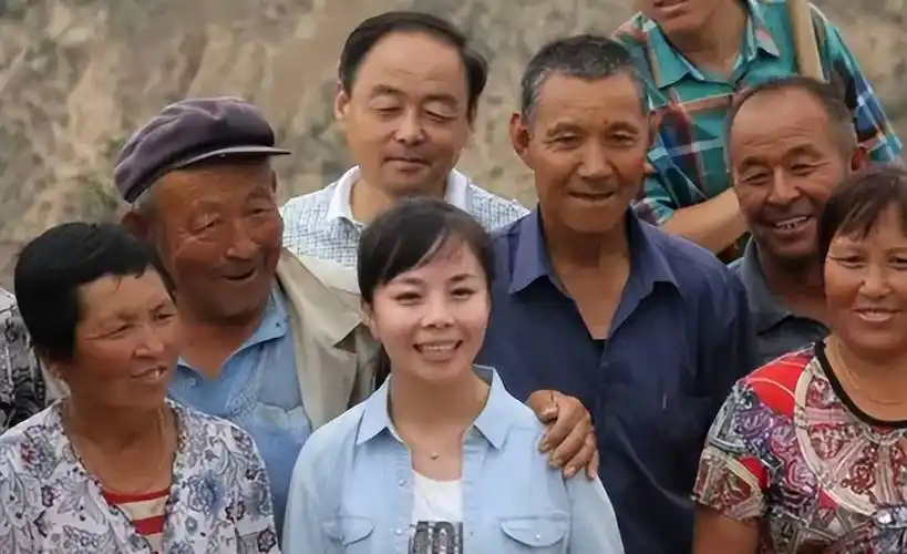 原创歌手王二妮和李飞结婚8年成名后给父母买房带着丈夫拼事业