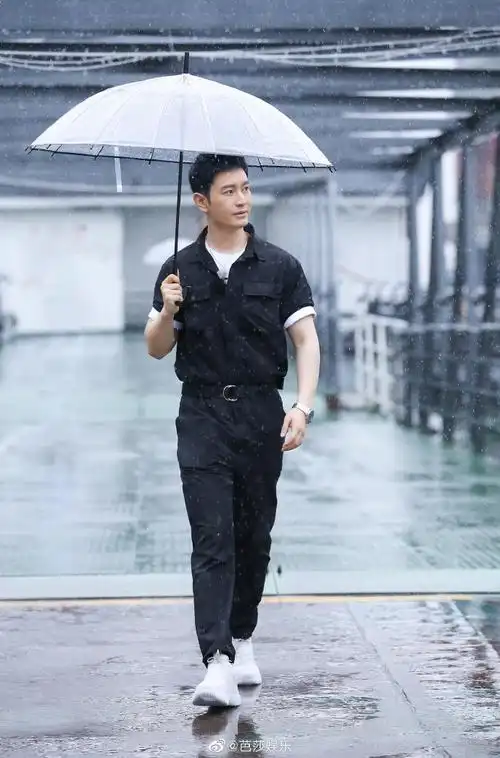 《中餐厅》即将上线,@黄晓明一身黑色工装连体裤干练利落,黑色皮带