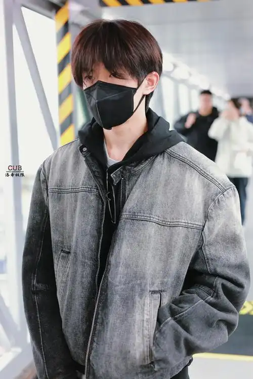 易烊千玺电影小小的我##易烊千玺机场图