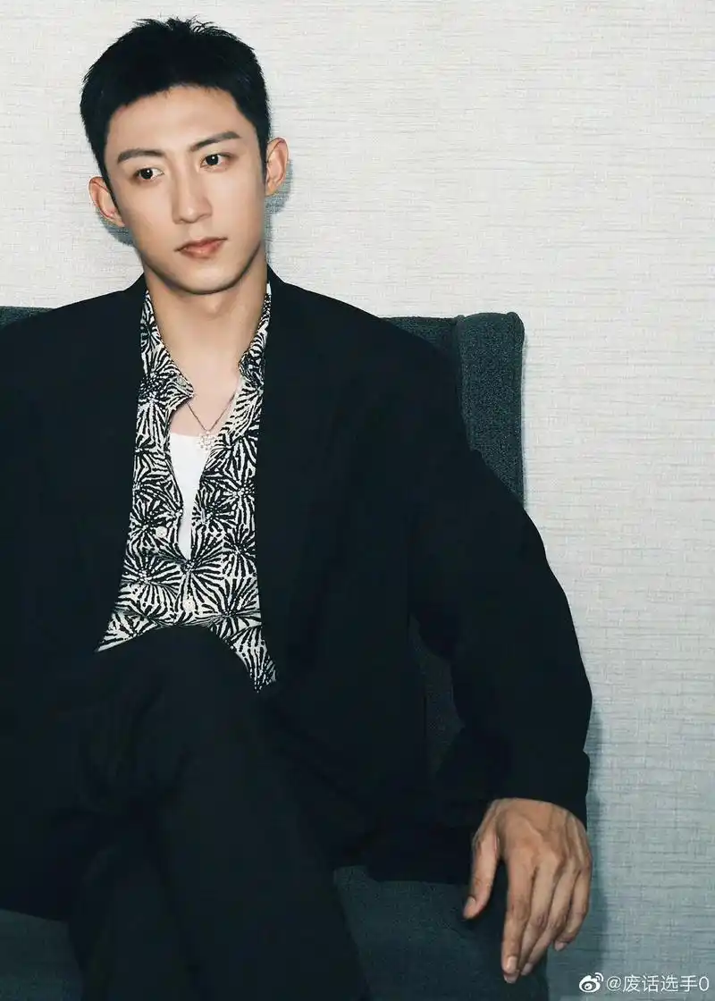 帅.#杨鸣最帅 #治愈系笑容男神 #黄景瑜走路超带感 #这才 - 抖音