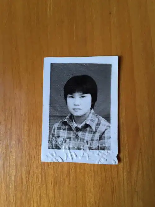 高中证件照,包括准考证在内都是这个傻傻的样.