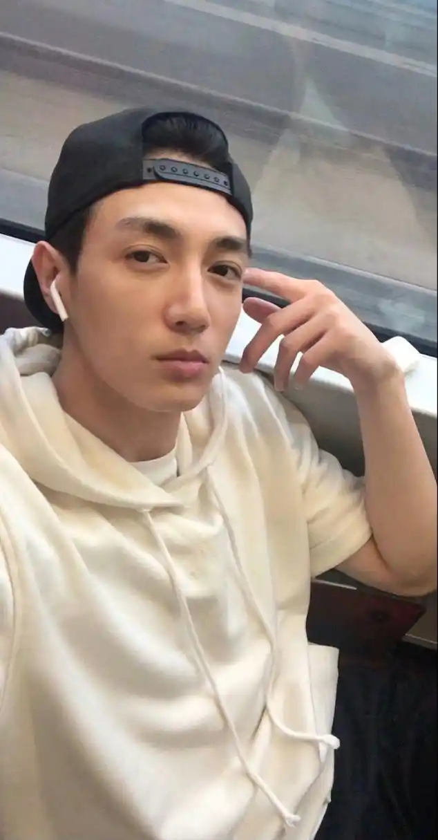 网友爆料萧亚轩前男友黄皓在加拿大和邻居闪婚了,附上女主头像.