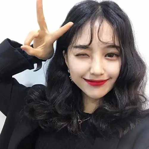 适合的发型发质硬的女生烫一款波浪卷发也很不错,特别是与黑色头发