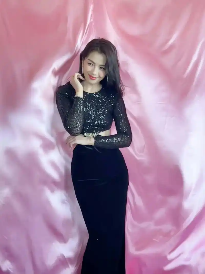 周五星现场|刘涛 刘涛一身黑色露腰礼服亮相今天的搜狐时尚盛典 - 抖