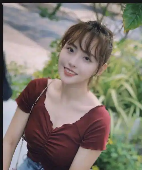 原创张嘉倪社交平台晒美照一袭银色吊带连衣裙性感美艳大秀好身材