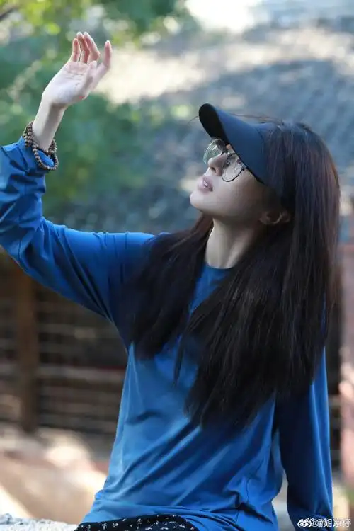 胡冰卿蓝色的午后##胡冰卿享受生活的松弛感