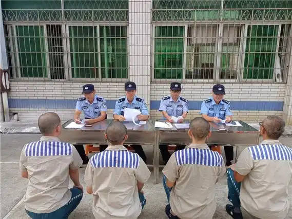 首页>地市新闻>福州>正文福建法治报—海峡法治在线11月14日讯入监队