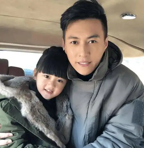 我们的爱靳东"女儿"是谁?小小年纪演技爆棚,网友:有点眼熟
