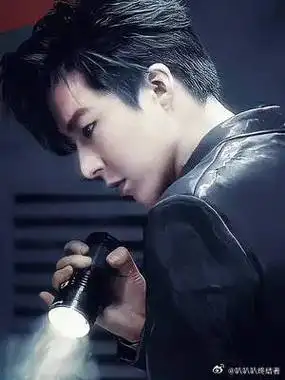 刘宇宁的大长腿身高189的宁哥和胡一天同台~满屏大长腿啊!